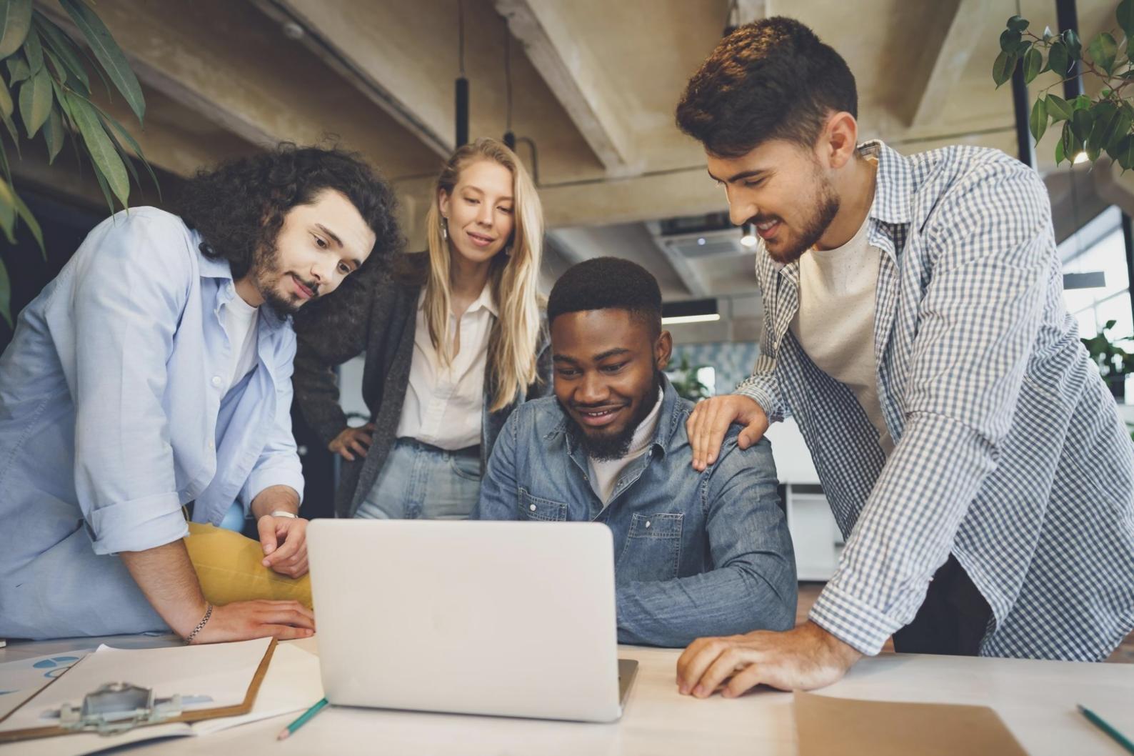 Budgetplanung Arbeitsplatz mit Dokumenten und Laptop