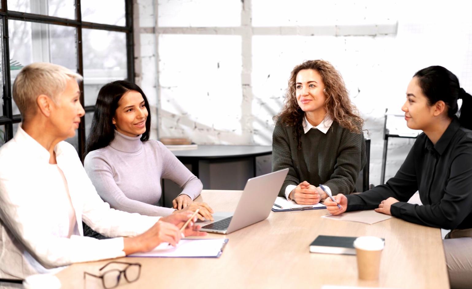 Gruppendiskussion während eines Finanz-Workshops